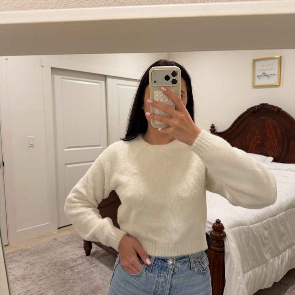 Hollister Women's Cream Crew Neck Sweater